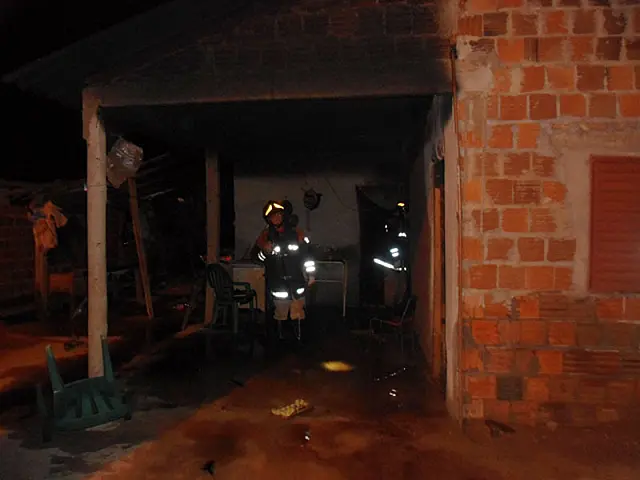 Bombeiros combatem incêndio em residência no Bairro Nova Aquidauana