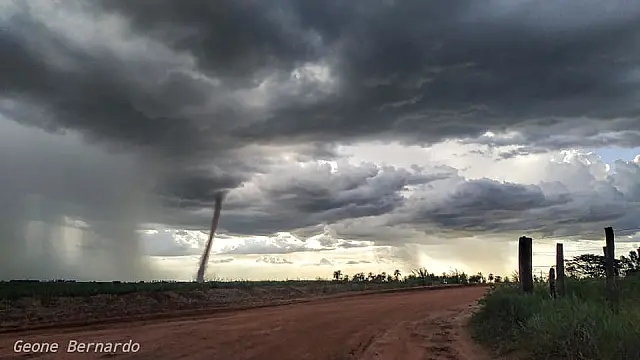 Tornado é visto em Fátima do Sul e deixa população apreensiva