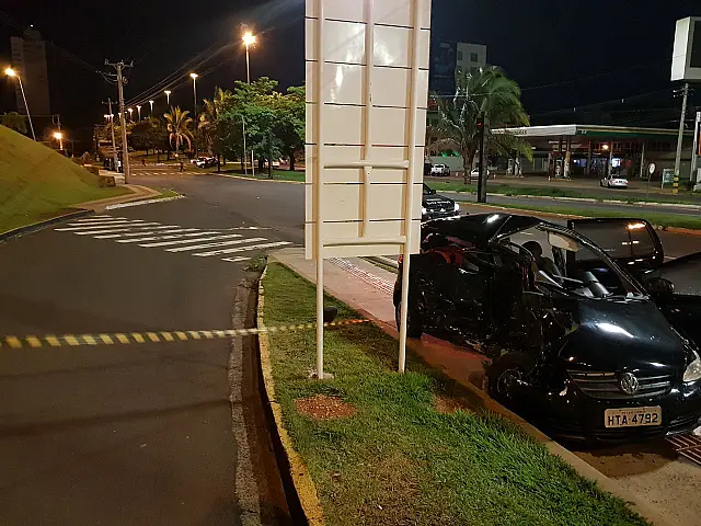 Carro fura sinal, é atingido por caminhonete que estava a 160 km/h e mulher morre