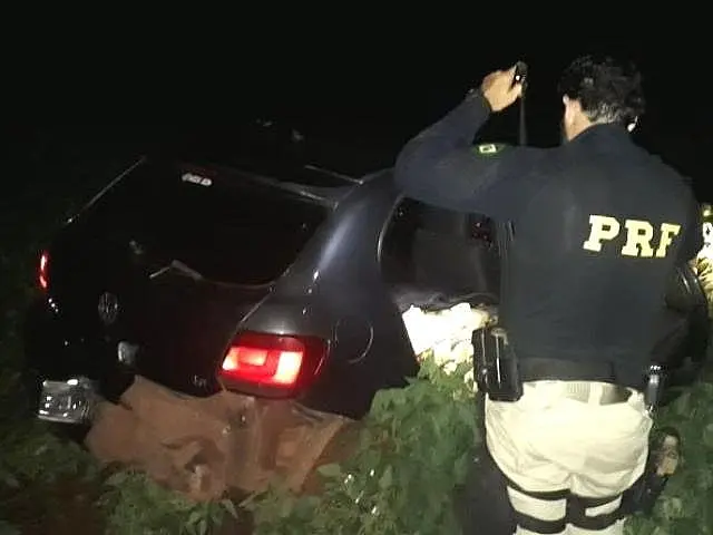 Traficante abandona carro com meia tonelada de maconha em mata e foge