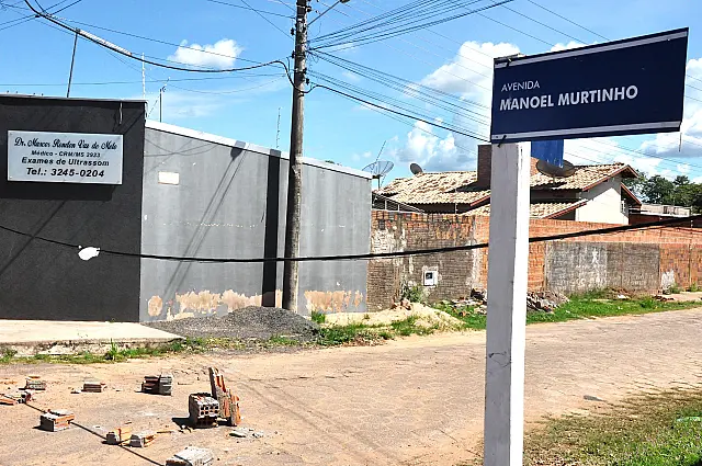 Fiação fica suspensa e preocupa segurança na Rua Manoel Murtinho