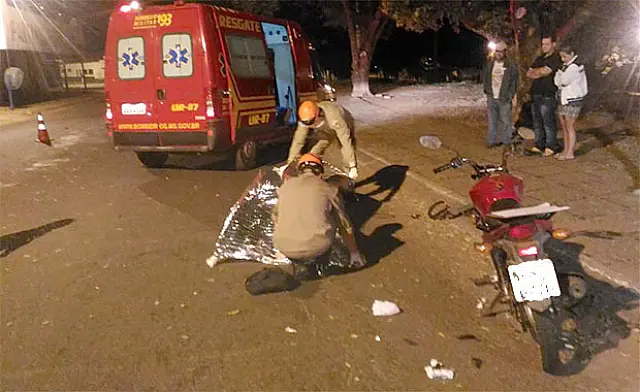 Motoqueiro passa em canaleta de quebra-molas em alta velocidade e mata pedestre