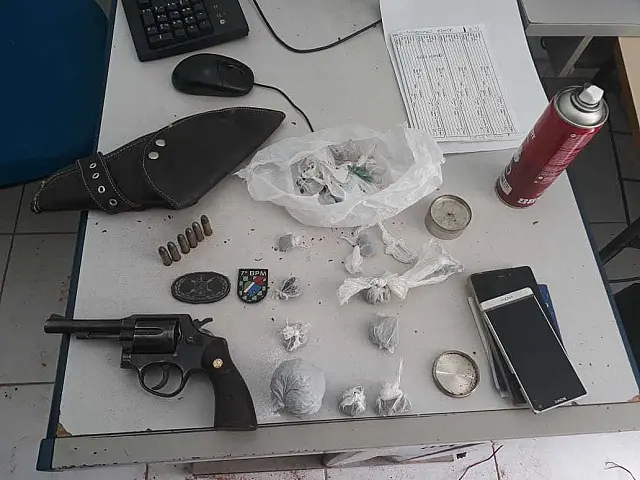 Homem é preso com arma e drogas após agredir mulher em Dois irmãos do Buriti