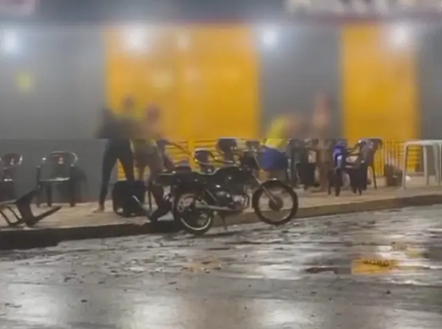 Briga em conveniência de Aquidauana tem mesas e cadeiras arremessadas