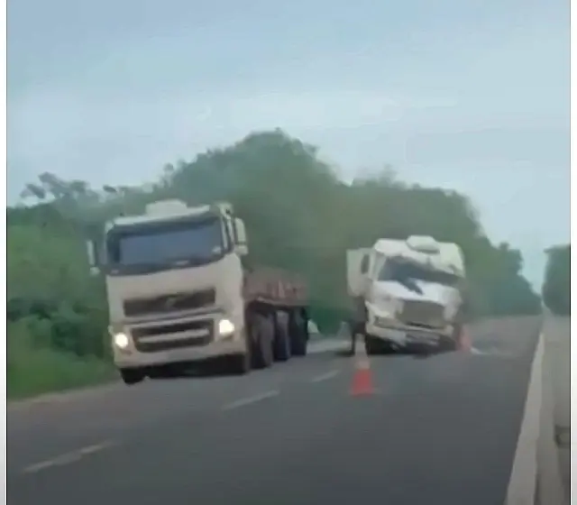 Duas carretas e caminhão-boiadeiro se envolvem em acidente na BR-262