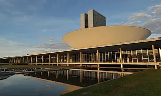 Congresso promulga emenda que acaba com escala 6x1 no Brasil