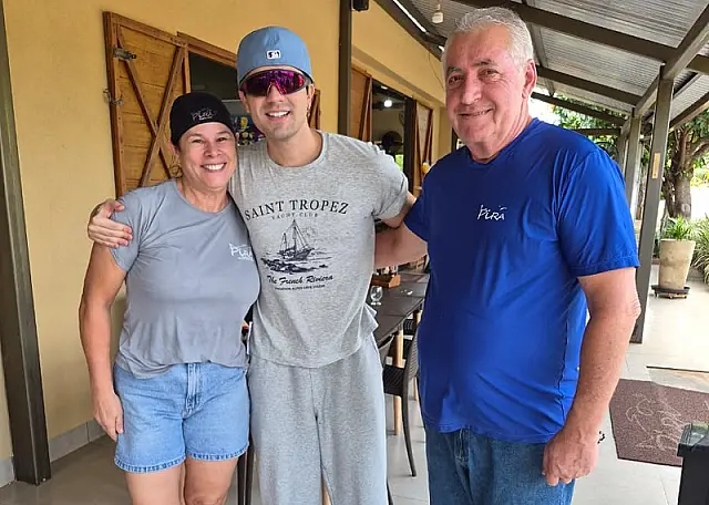 Luan Santana almoça em restaurante de Piraputanga antes de pescaria