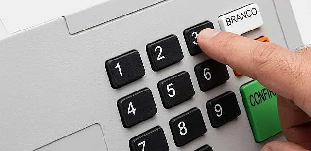 TRE-MS identifica eleitor suspeito de colar teclas 1 e 3 de urna