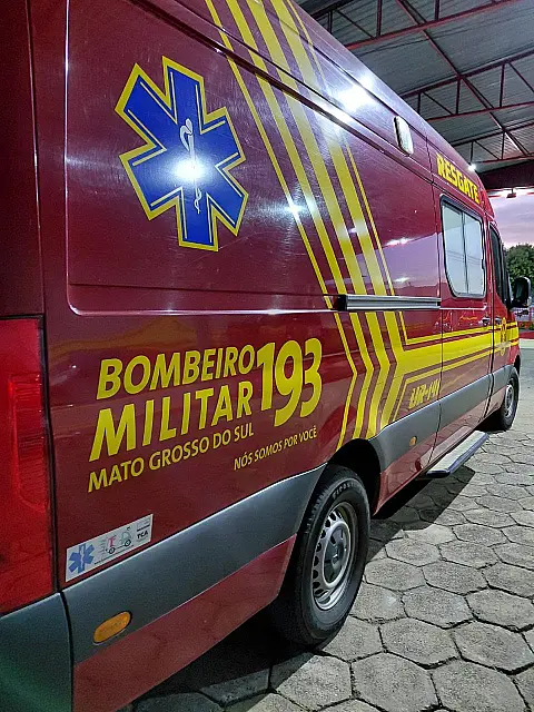 Gari fica ferido após carro atingir caminhão de coleta em Aquidauana