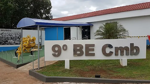9º BE Cmb realiza leilão de equipamentos de engenharia