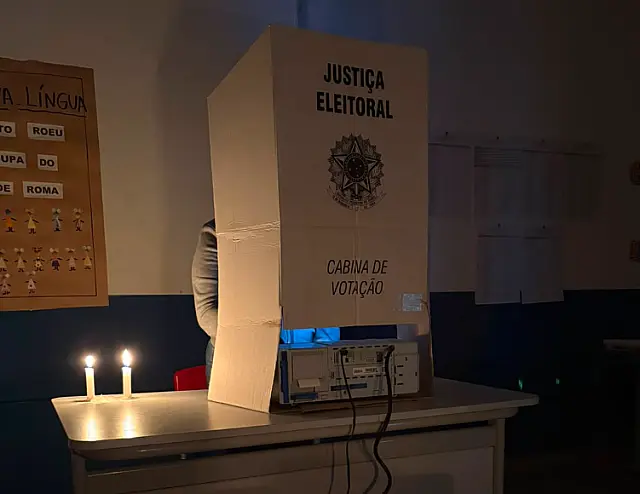 Eleitores votam à luz de velas durante apagão em escola de Aquidauana