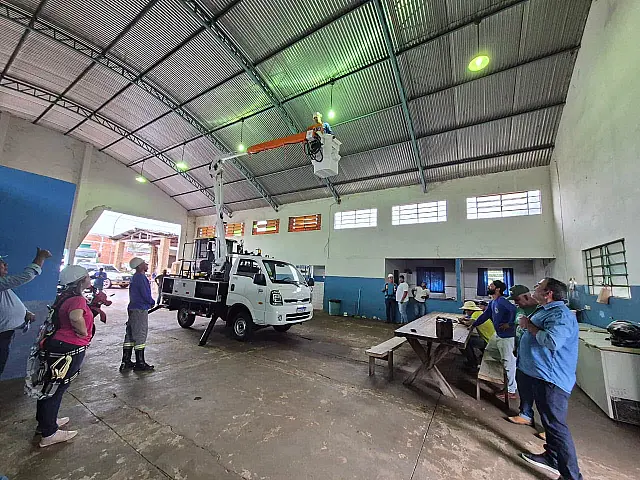 Servidores de Anastácio recebem treinamento para operar cesta aérea