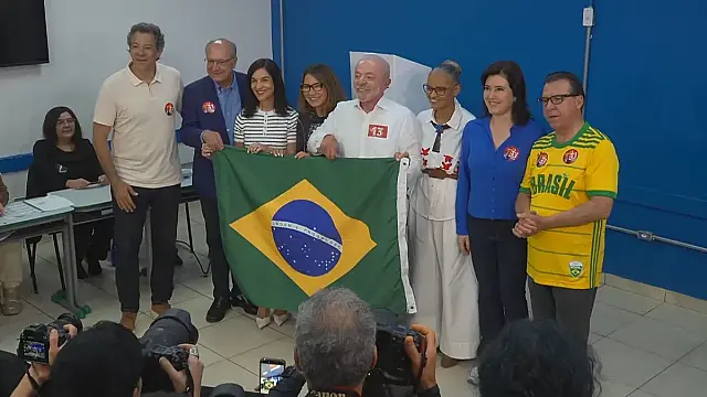 Lula comparece às urnas acompanhado de Janja e aliados