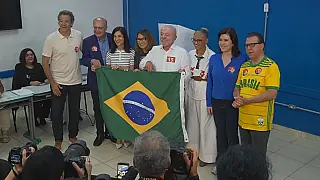 Lula comparece às urnas acompanhado de Janja e aliados