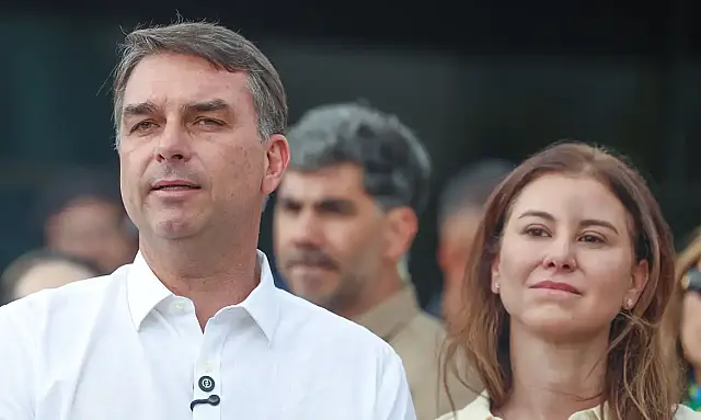 Flávio Bolsonaro não entrega passaportes e viaja aos EUA, diz agência