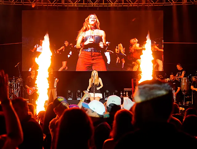 Com sucessos e muita energia, Mariana Fagundes domina a Praça Arandú