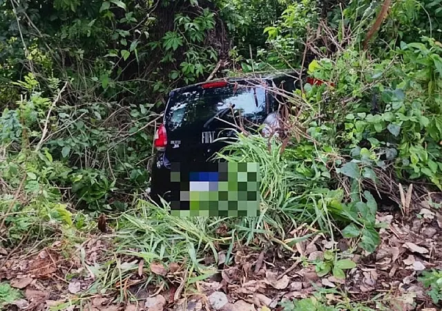 Carro sai da pista e amanhece no meio da vegetação em Aquidauana
