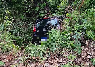 Carro sai da pista e amanhece no meio da vegetação em Aquidauana