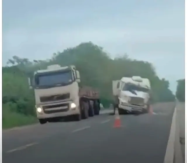 Duas carretas e caminhão-boiadeiro se envolvem em acidente na BR-262