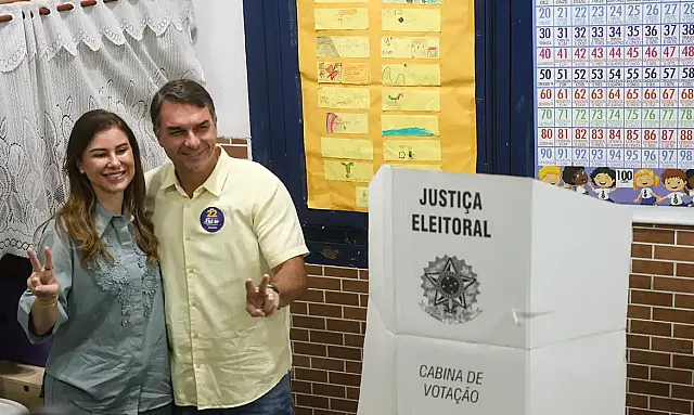 Flávio Bolsonaro vota acompanhado da esposa e da mãe no Rio