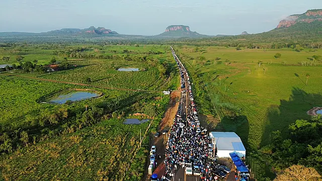Centenas de fiéis participam de celebração de Aparecida na Estrada Parque