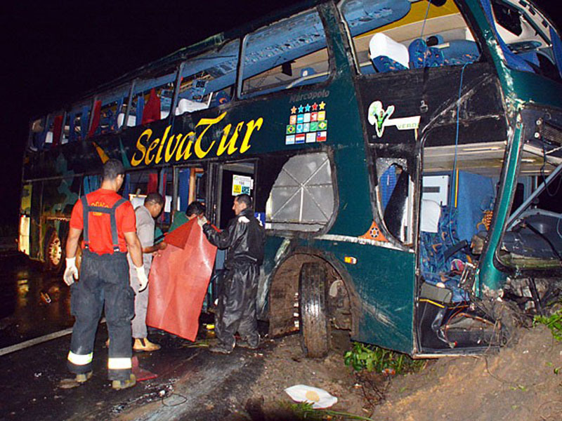 Ônibus que levava a banda Raça Negra para o Recife tombou na BR-101 (Foto: Walter Paparazzo/G1)
