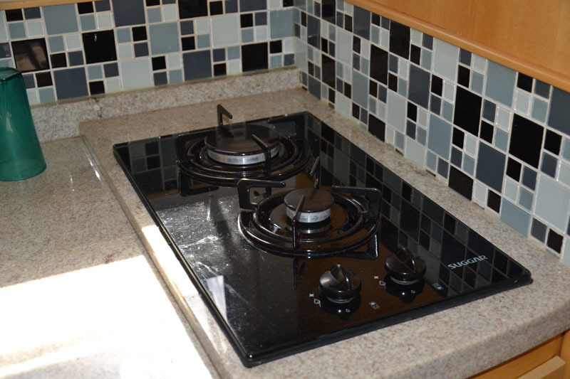 fogão cooktop na cozinha interna