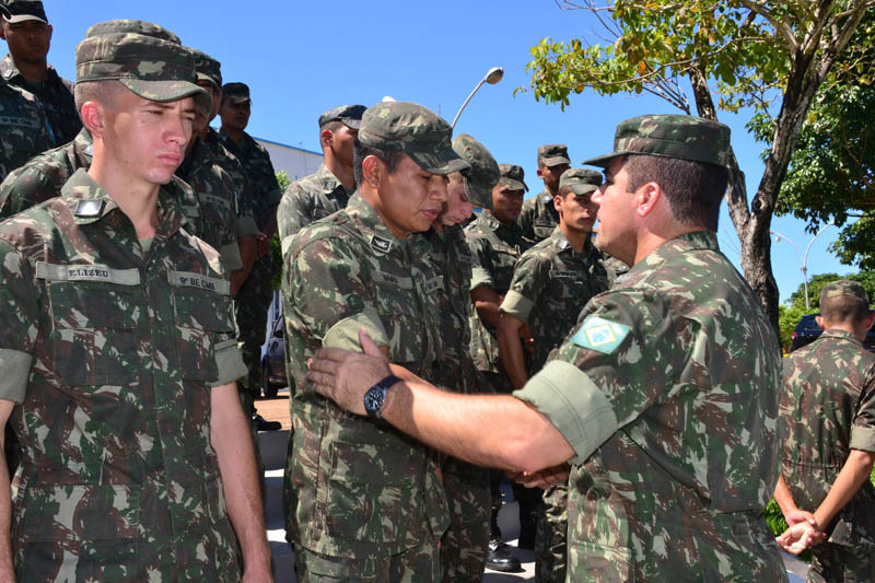 Tenente Coronel Diderot, desejando boa sorte a cada combatente da tropa