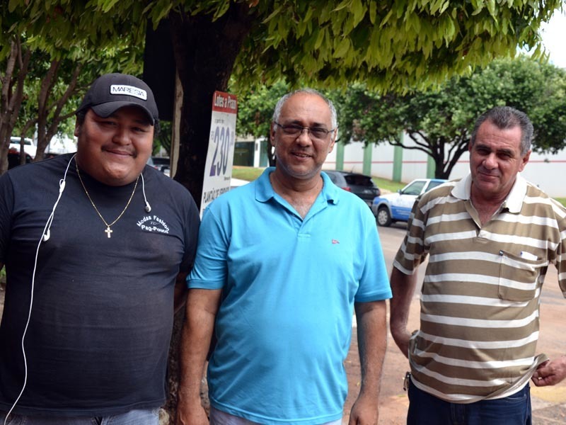 Marilene foi ajudada pelos vizinhos: Alex à esquerda, Divino e Geraldo