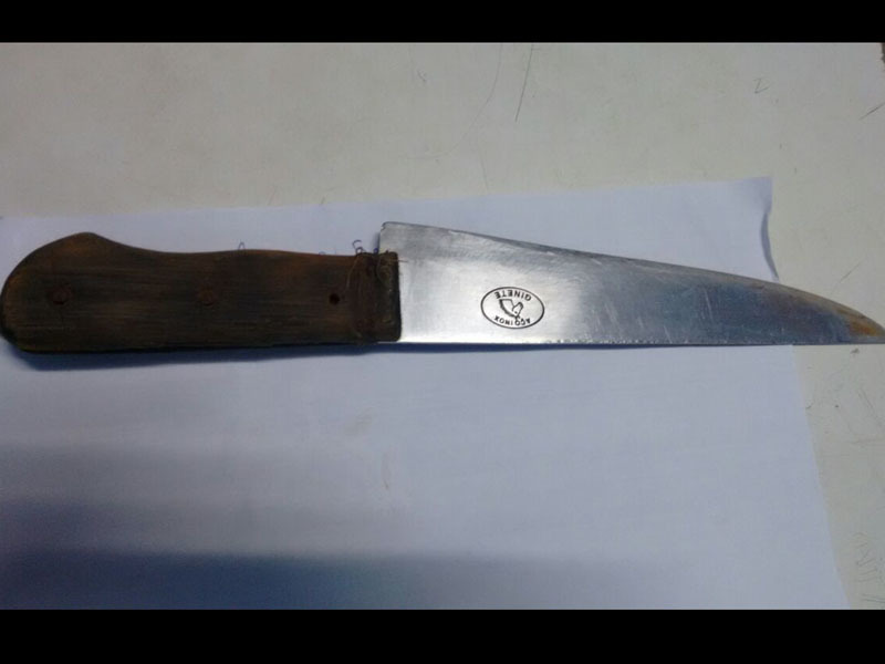 A faca usada pelo menor para cometer o crime (Foto: Divulgação / 7º BPM)