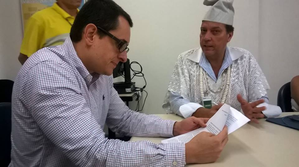 Procurador do MPF analisando documento
