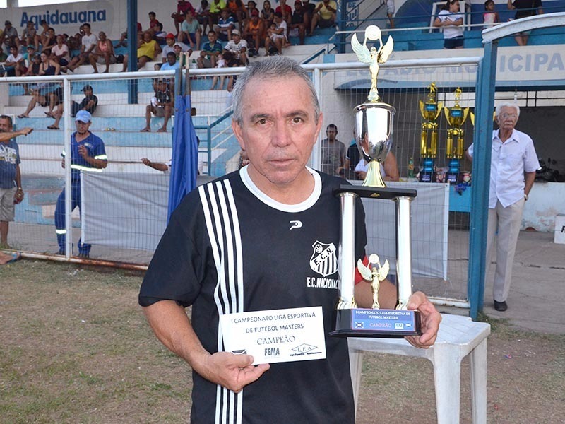 Carnega - Capitão do time recebendo o troféu mais a premiação