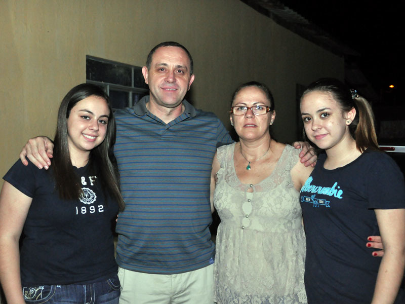Valmir, com sua esposa Rosemeire, e as filhas Rafaela e Beatriz