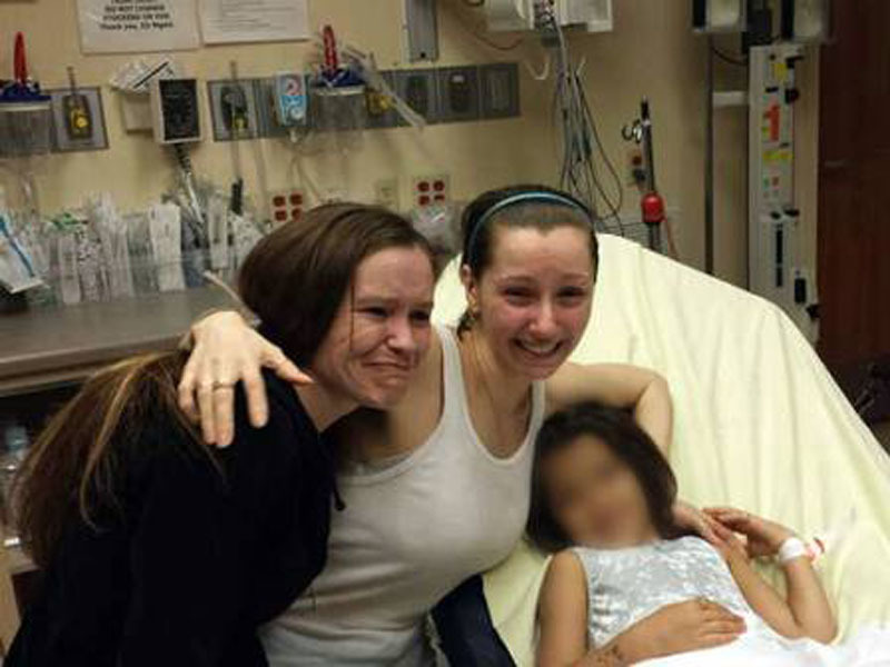 Amanda Berry, no centro, com sua irmã e sua filha no hospital (Foto: AFP)