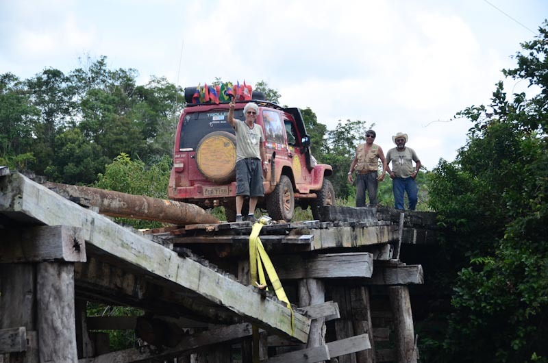 Tronco foi posto sobre a ponte para poder passar os veículos