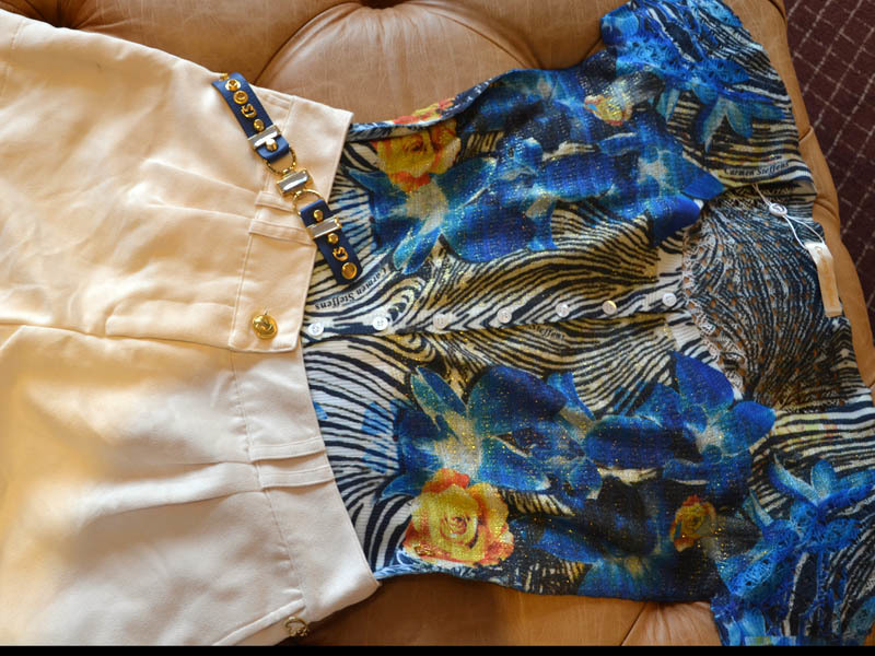 Conjunto de blusa estampada, short e pulseira em couro da marca sai por R$ 383,78