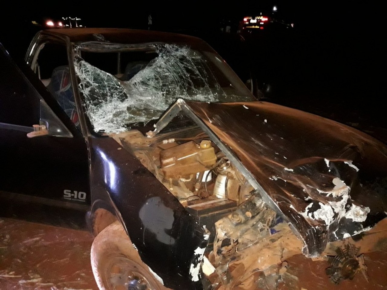 A batida destruiu a frente da caminhonete