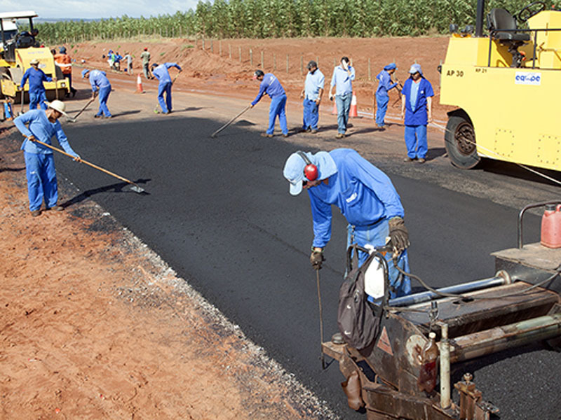 Implantação do pavimento asfáltico em um dos trechos da pista