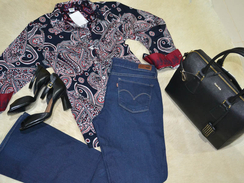 Calça Levi's e camisa Stroke com sandália Arezzo e bolsa Calvin Klein