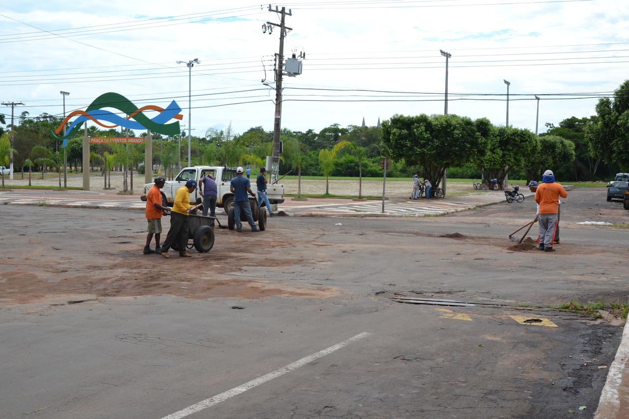 Funcionários públicos fizeram limpeza do local após a chuva