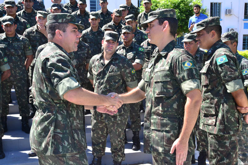 Tenente Coronel Diderot passando a tropa para Capitão Ávila Comandante da Missão Ouro Verde