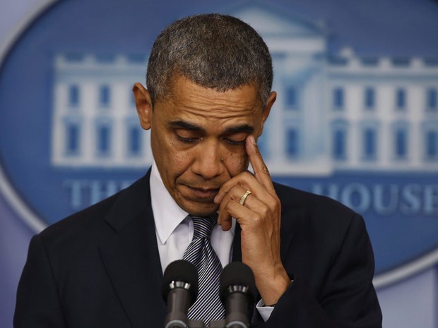 Obama emociona-se nesta sexta-feira na Casa Branca ao falar do tiroteio em Connecticut (Foto: AP)