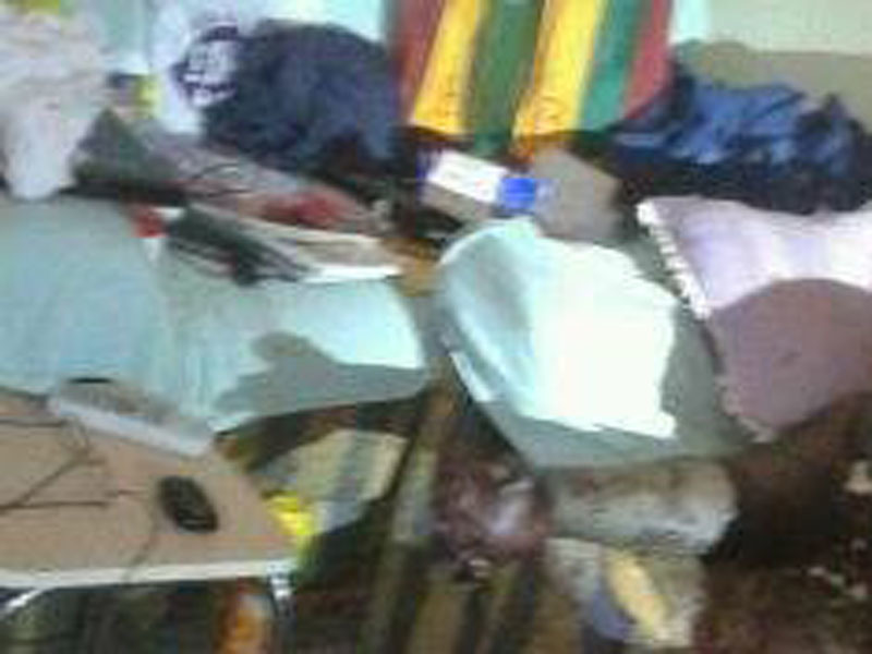 Corpo de Jodênio foi encontrado no sofá, na sala da residência (Foto: O Pantaneiro)