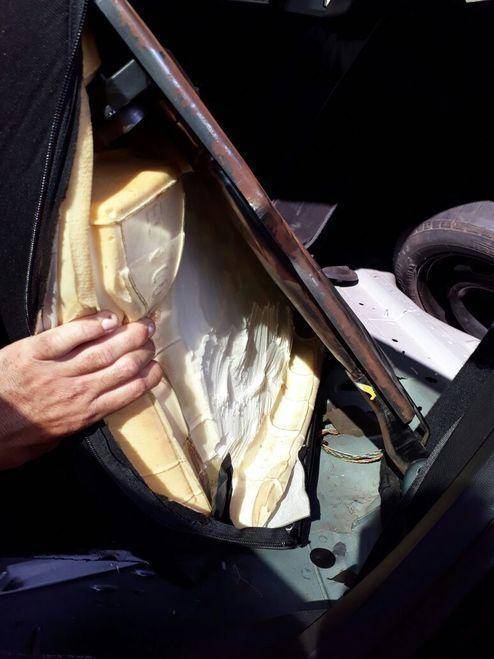 Interior da lataria do veículo recheada com droga