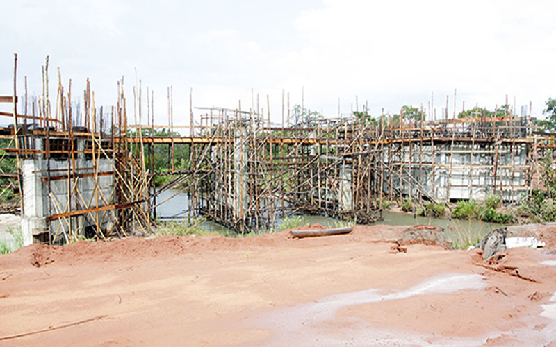 Ponte de concreto sobre o Ribeirão do Lontra, entre Campo Grande e Ribas do Rio Pardo