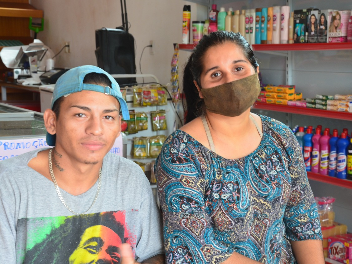 Para os empresários, que têm comércio na região, a chegada do asfalto supriu muito a necessidade de quem mora no bairro, afirmam os comerciantes da região, Kelly da Cruz e Thalysson Arguelho dos Santos