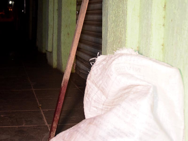 Pedaço de madeira que o autor usou para cometer o crime