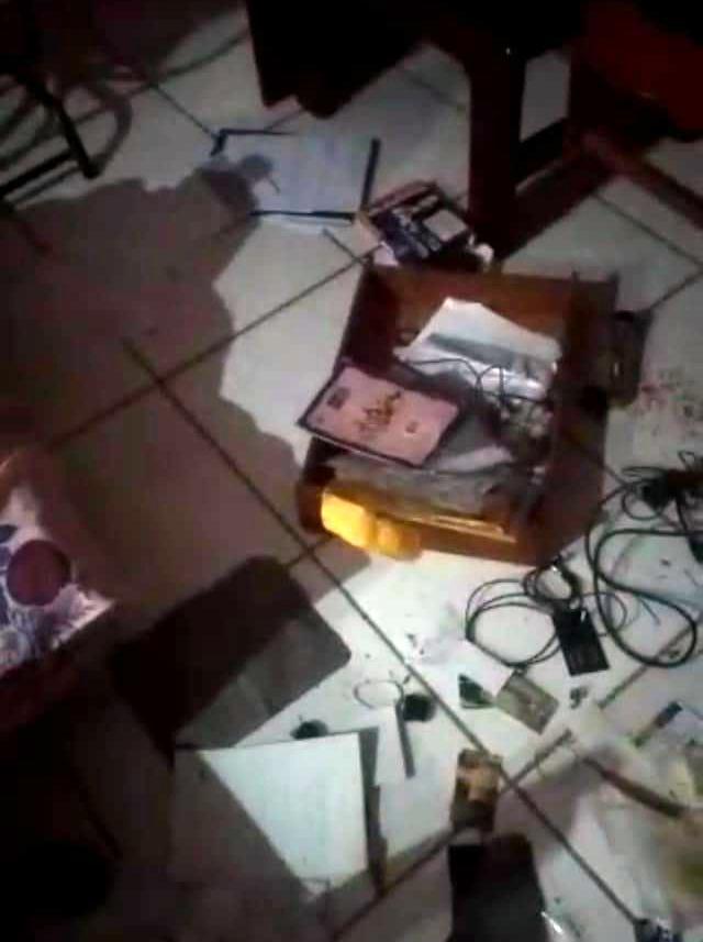 Os criminosos reviram tudo em busca de objetos de valor.