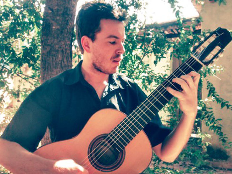 Ivan Cruz é reconhecido pela competência técnica em dominar diferentes instrumentos