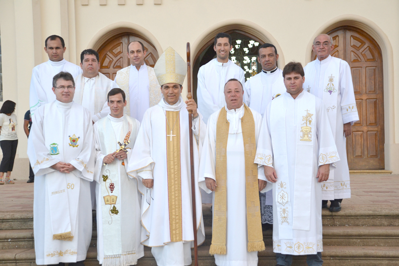 Padre Álvaro Cesar Cavazzani tomou posse no último domingo